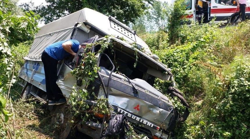 Tem Otoyolunda Kamyonet Şarampole Yuvarlandı: 2 Yaralı