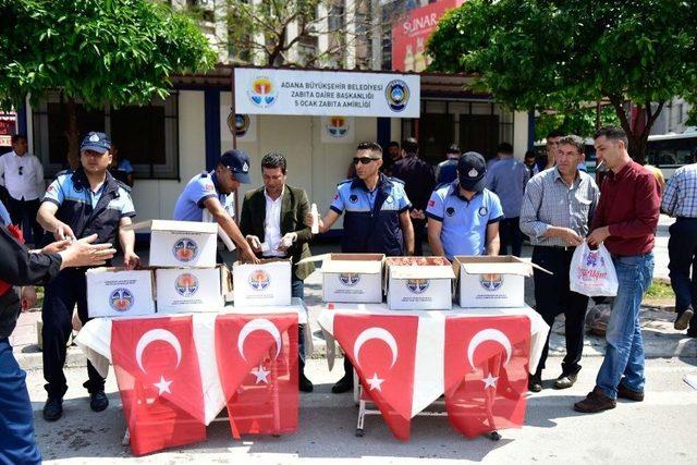 Adana Zabıtası Vatandaşlara Gülsuyu Ve Lokum İkram Etti