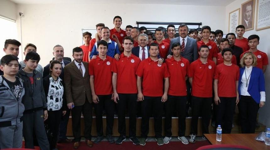 B&uuml;y&uuml;kkılı&ccedil; , "&ouml;ğrencilerin Başarılı Olması İ&ccedil;in Her T&uuml;rl&uuml; Yatırımı Yapıyoruz"