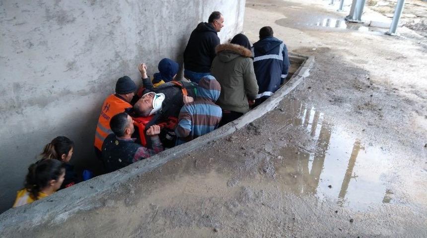 Merdivenlerden D&uuml;şt&uuml;, İnleye İnleye Ambulansa Bindirildi