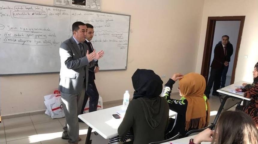 Kaymakam Beyaz, Halk Eğitim M&uuml;d&uuml;rl&uuml;ğ&uuml;n&uuml; İnceledi