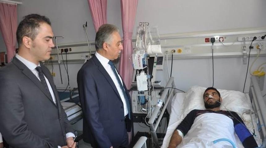 Vali Toprak&rsquo;tan Yaralı Askere Ziyaret