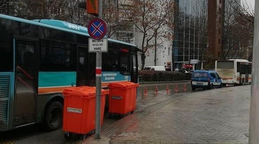 Halk Otob&uuml;s&uuml; Yaya Ge&ccedil;idini Kapattı