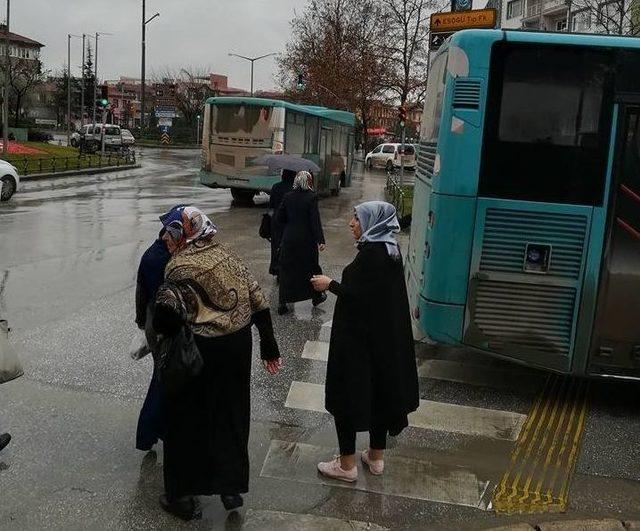 Halk Otobüsü Yaya Geçidini Kapattı