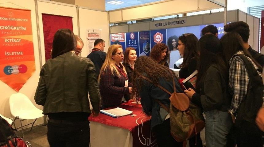 Anadolu &Uuml;niversitesi Standına &Ouml;ğrenci Akını