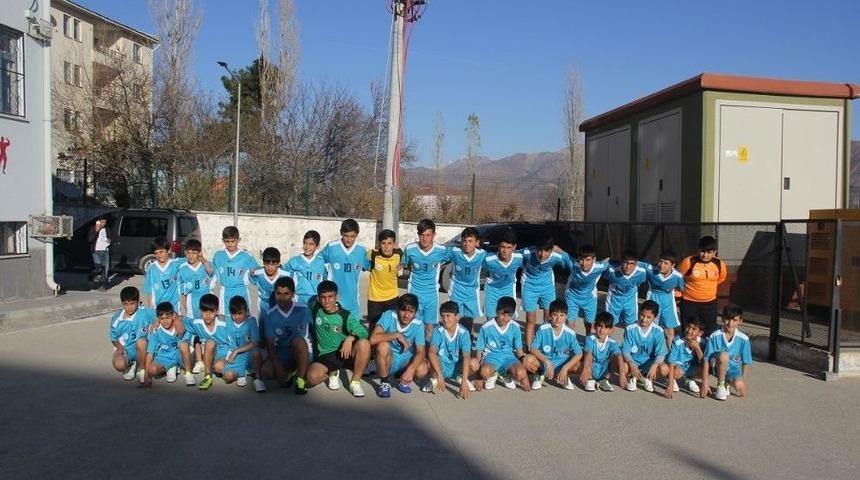 Kulp Belediyesi 495 &Ouml;ğrenciye Spor Malzemesi Dağıttı