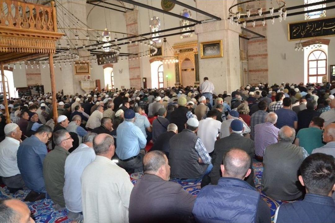 Balıkesir&rsquo;de Mira&ccedil; Kandili&rsquo;nde Camiler Doldu Taştı