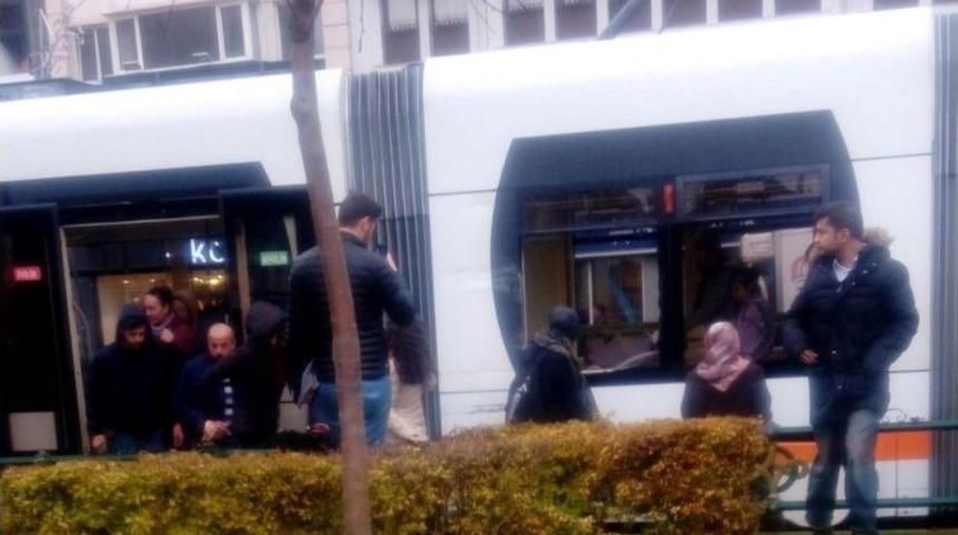 Tramvay İle Servis Aracı &Ccedil;arpıştı