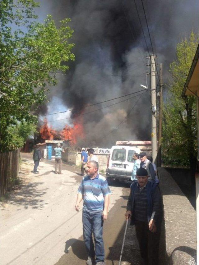 Karabük’teki Yangında 4 Ev Kullanılamaz Hale Geldi (2)