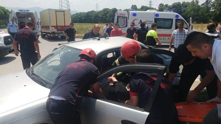 Otomobil İle Kamyonet Çarpıştı: 1’i Çocuk 5 Kişi Yaralandı G3