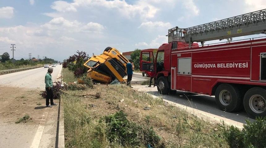 Ref&uuml;je &Ccedil;arpan Tır Devrildi: 1 Yaralı