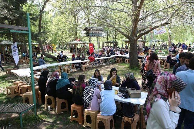 Üniversite Öğrencileri Bahar Şenliğinde Stres Attı