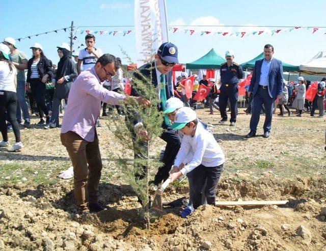 Çocuklarla Fidanlar Birlikte Büyüyecek