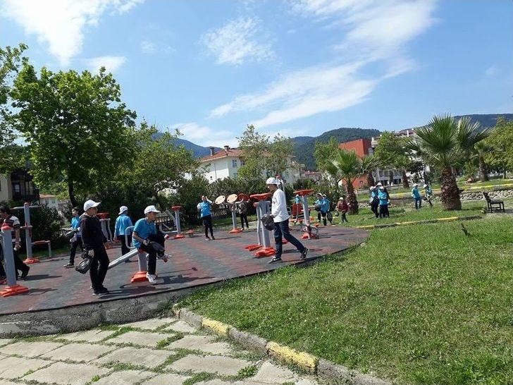 Öğrenciler, Park Ve Sahilde Çöp Topladı G4