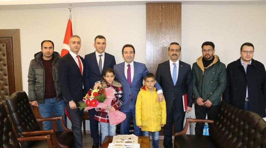 Vali Mantı, Suriyeli &Ccedil;ocuklarla Bir Araya Geldi