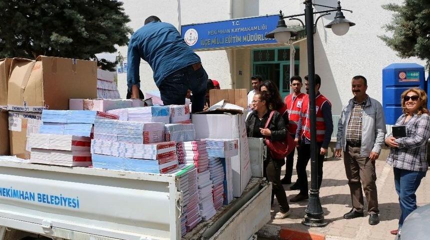 Kızılay Hekimhan&rsquo;da Kitap Ve Kıyafet Dağıttı