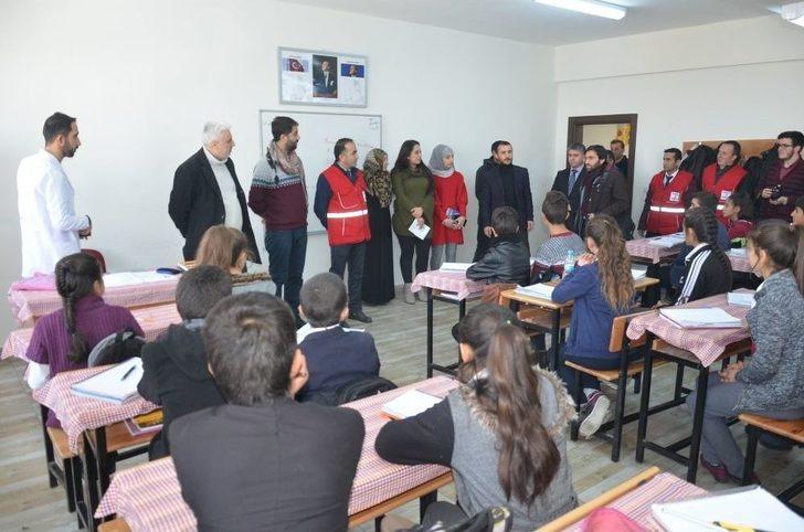 Yüksekova’da Bin 600 Öğrenciye Yardım G1