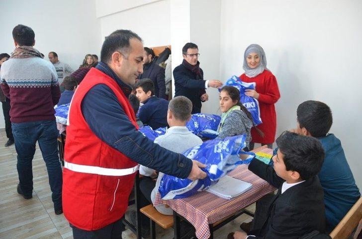 Yüksekova’da Bin 600 Öğrenciye Yardım G2