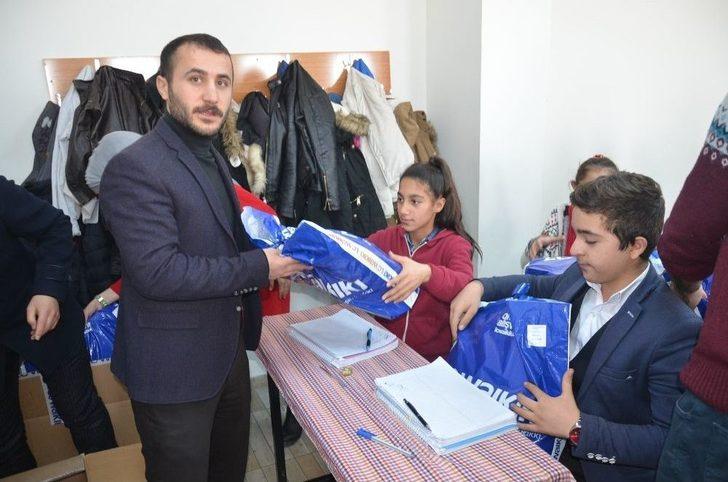 Yüksekova’da Bin 600 Öğrenciye Yardım G3