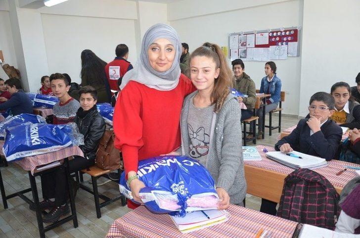 Yüksekova’da Bin 600 Öğrenciye Yardım G4