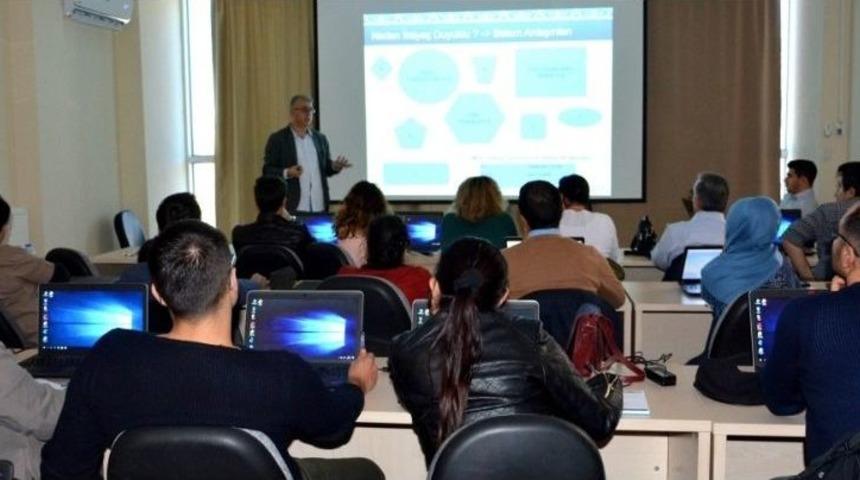 &Uuml;bys, &Ccedil;om&uuml;&rsquo;de Hayata Ge&ccedil;iyor