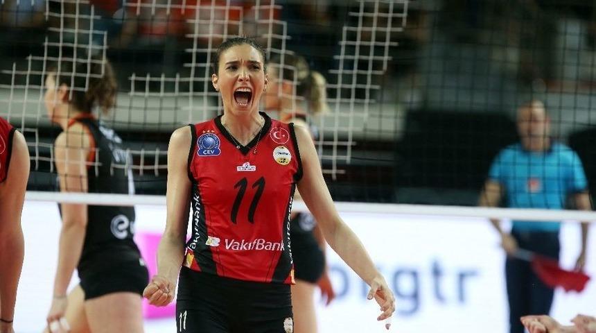 Naz Aydemir Akyol Anne Olacağı İ&ccedil;in Voleybola Ara Verdi