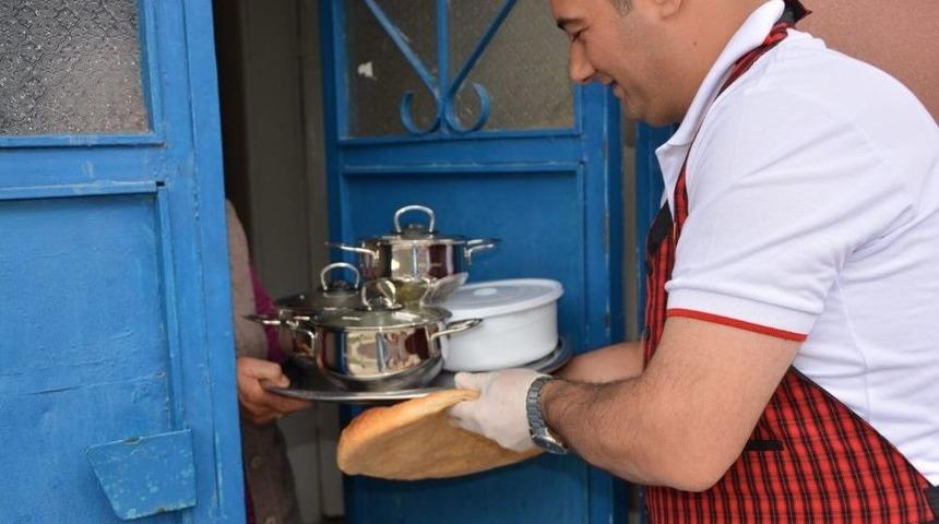 Aşkale Kaymakamlığı Ramazan&rsquo;da Kimsesizlerin Kimsesi Oldu