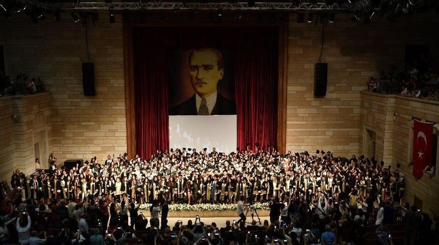 İ&uuml;, İletişim Fak&uuml;ltesi Mezunlarını Uğurladı