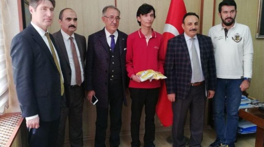 Apple&rsquo;in İkinci A&ccedil;ığını Bulan Lise &Ouml;ğrencisi Onur Listesine Girecek