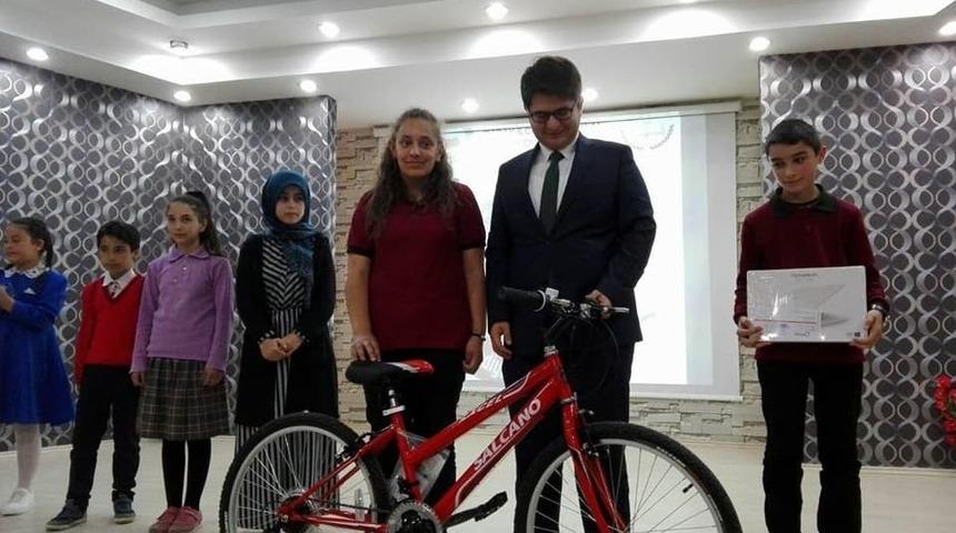 Kastamonu&rsquo;da En &Ccedil;ok Kitap Okuyan &Ouml;ğrenciler &Ouml;d&uuml;llendirildi