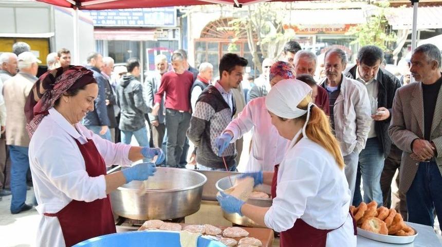 Lapseki Ak Parti İlçe Başkanlığı Kandil Lokumu Dağıttı
