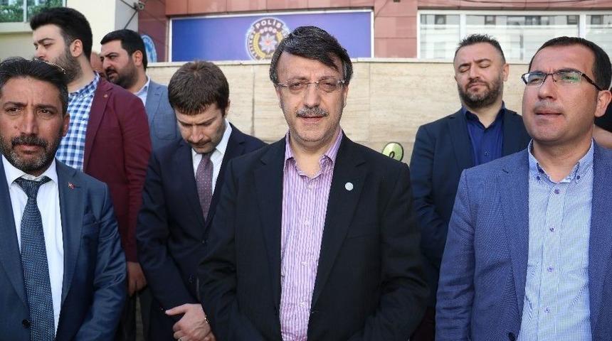 Ak Parti Se&ccedil;im Aracına Saldırı