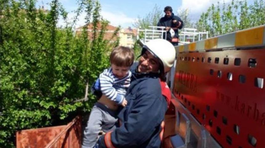 Evde Mahsur Kalan &Ccedil;ocuğu İtfaiye Kurtardı