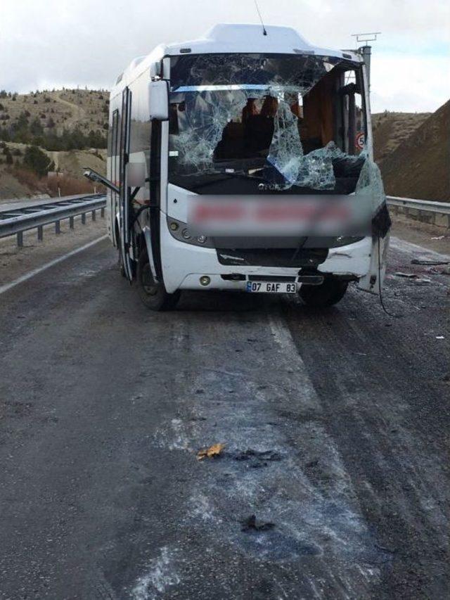 Korkuteli’nde Trafik Kazası: 15 Yaralı