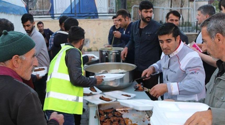 &Ouml;zalp Belediyesinden 600 Kişiye İftar Yemeği