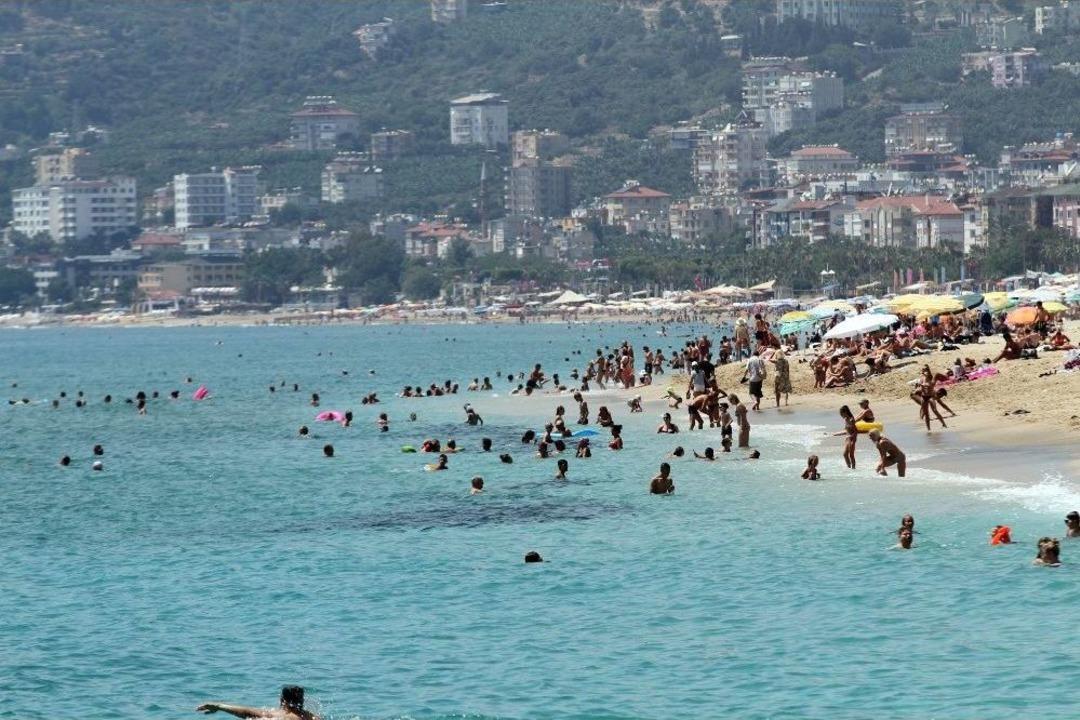 Alanya&rsquo;da Plajlar Tıklım Tıklım
