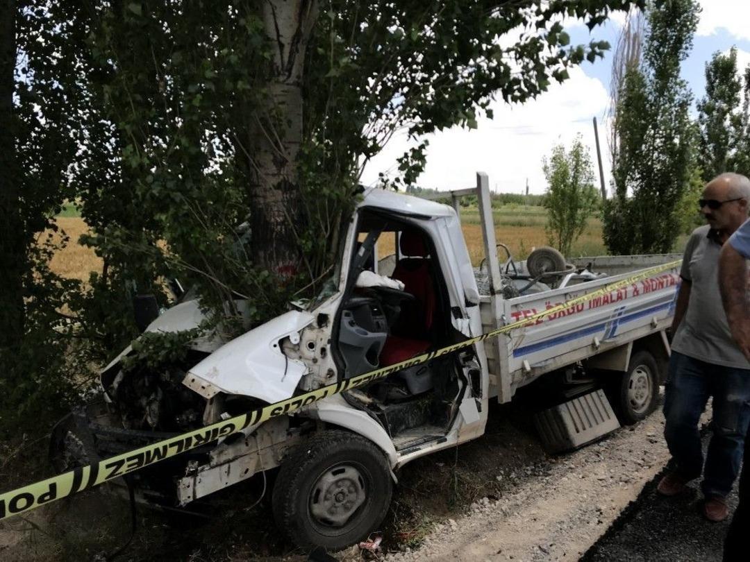 Kamyonet &Ouml;nce Motosiklete Sonra Da Ağaca &Ccedil;arptı: 1 &Ouml;l&uuml;, 4 Yaralı