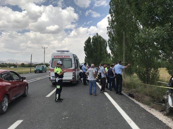 Kamyonet Önce Motosiklete Sonra Da Ağaca Çarptı: 1 Ölü, 4 Yaralı G1