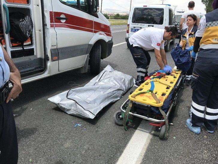 Kamyonet Önce Motosiklete Sonra Da Ağaca Çarptı: 1 Ölü, 4 Yaralı G2