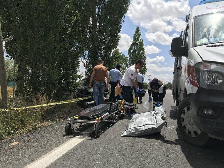 Kamyonet Önce Motosiklete Sonra Da Ağaca Çarptı: 1 Ölü, 4 Yaralı G3