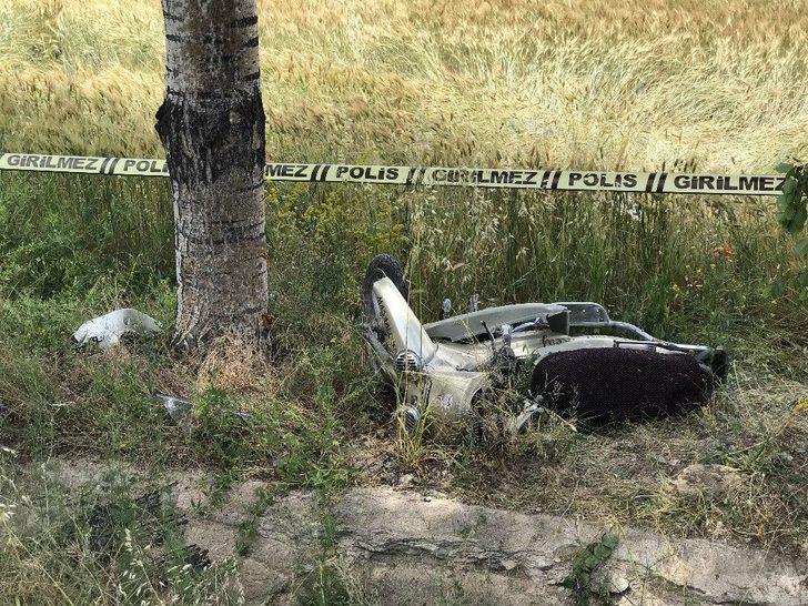 Kamyonet Önce Motosiklete Sonra Da Ağaca Çarptı: 1 Ölü, 4 Yaralı G4