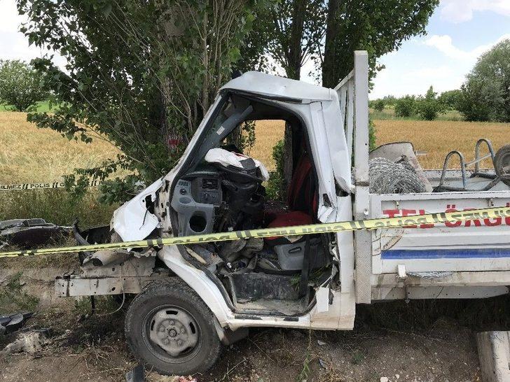 Kamyonet Önce Motosiklete Sonra Da Ağaca Çarptı: 1 Ölü, 4 Yaralı G5