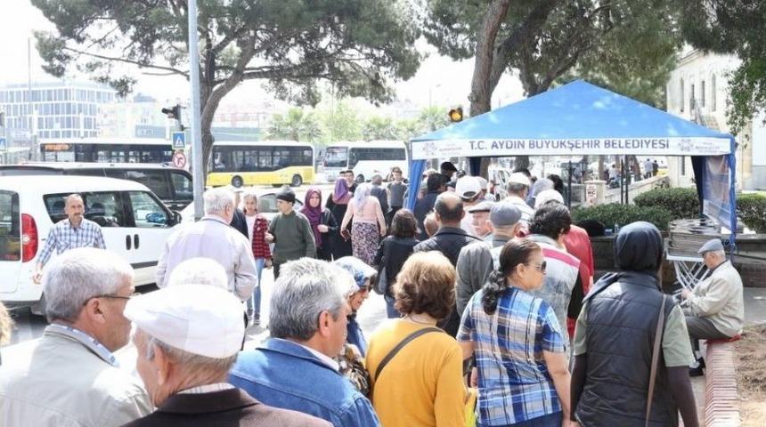 B&uuml;y&uuml;kşehir Belediyesi Mira&ccedil; Kandili İ&ccedil;in Hayır Dağıttı