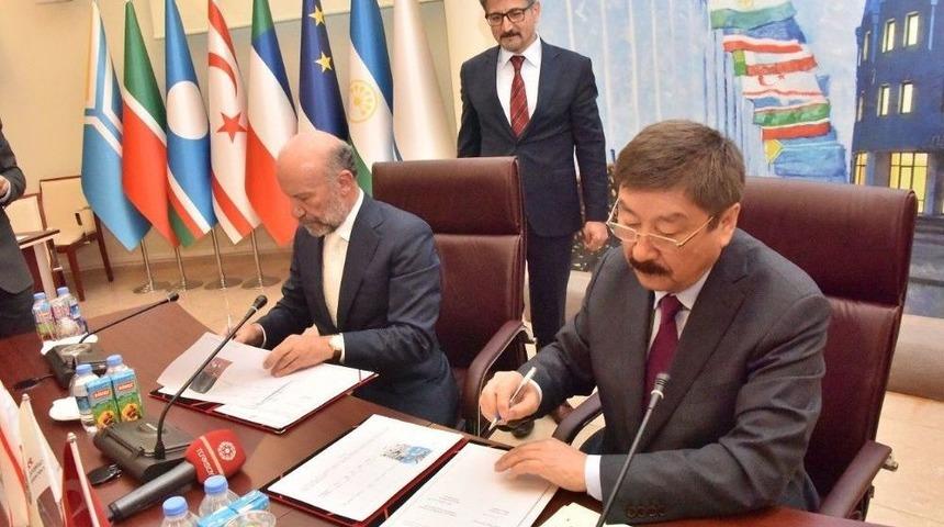 T&uuml;rksoy&lsquo;dan Dr. Suat G&uuml;nsel&rsquo;e Madalya