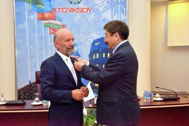 Türksoy‘dan Dr. Suat Günsel’e Madalya