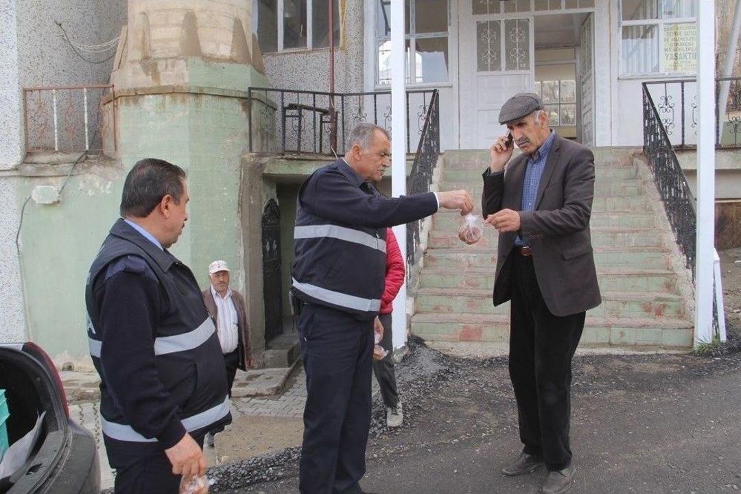 Başkale Belediyesinden Kandil Simidi Dağıtımı