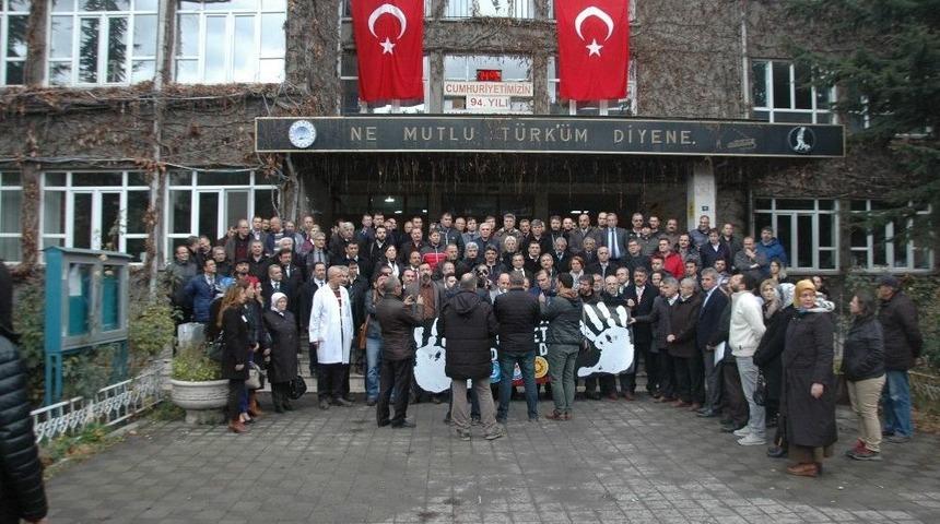 Eğitimciler &Ouml;ld&uuml;r&uuml;len Meslektaşları İ&ccedil;in Bir Araya Geldi