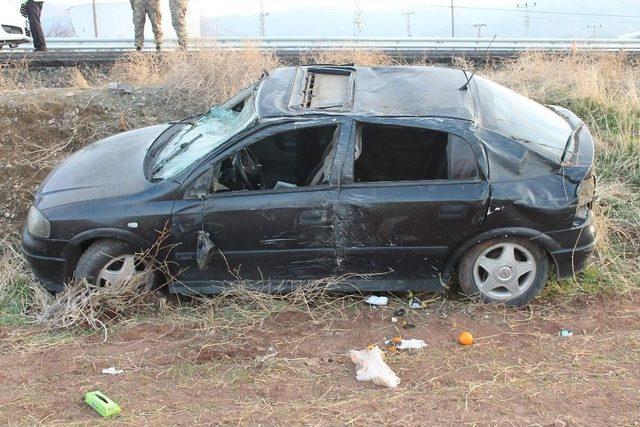 Elazığ’da Otomobil Şarampole Uçtu: 4 Yaralı