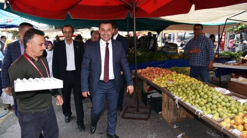 Başkan Y&uuml;cel, Lokum Ve Su Kabağı Fidesi Dağıttı