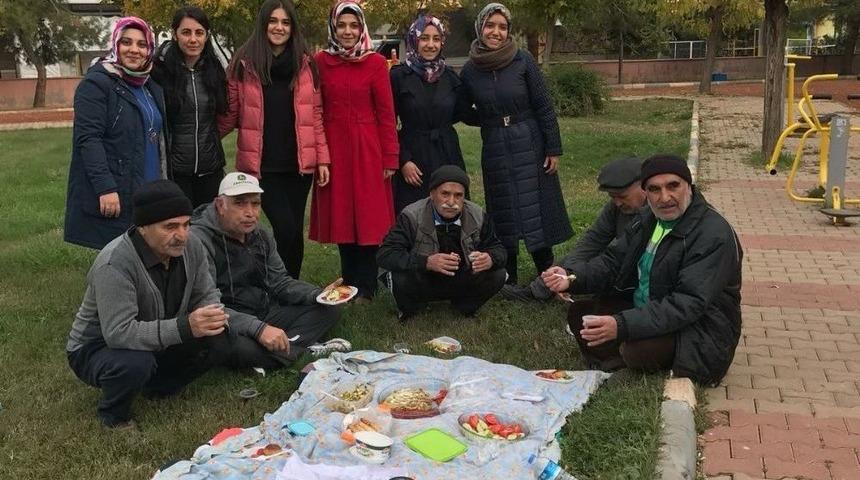 Ebelik B&ouml;l&uuml;m&uuml; &Ouml;ğrencilerinden Toplumsal Duyarlılık